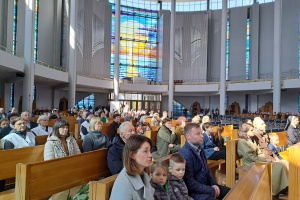 ludzie modlący się w bazylice bożego miłosierdzia